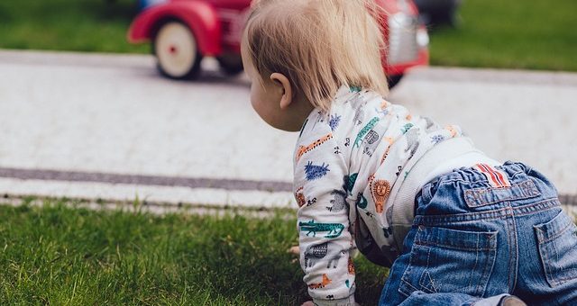 Deja que tu niño gatee.